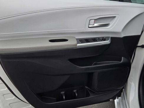 Certified 2026 Toyota Sienna XLE FWD image 9