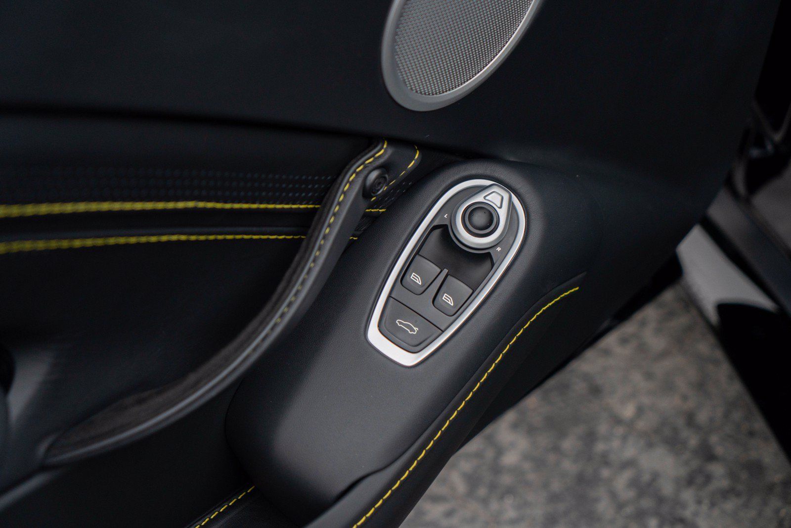 Used 2023 Aston Martin V8 Vantage Coupe RWD image 6