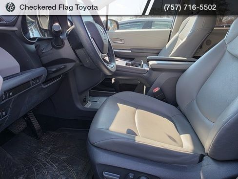 Used 2021 Toyota Sienna XLE w/ XLE Plus Package image 8