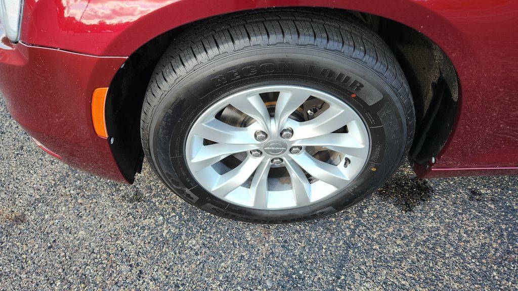 Used 2018 Chrysler 300 Touring RWD image 6