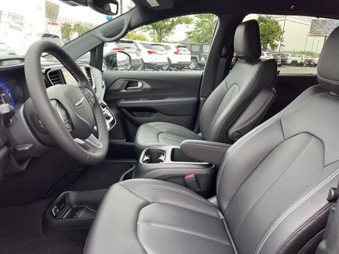 New 2026 Chrysler Pacifica Select image 7