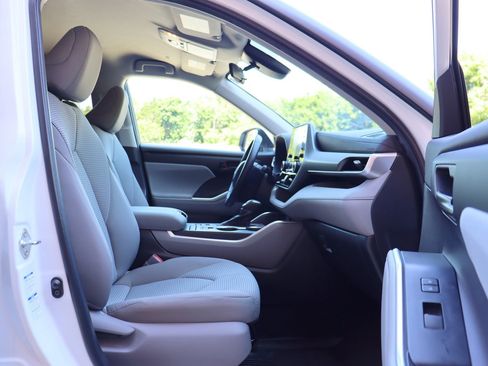 Used 2022 Toyota Highlander LE AWD/4WD image 22