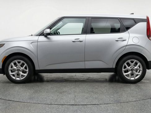 Used 2025 Kia Soul LX w/ LX Technology Package FWD image 5