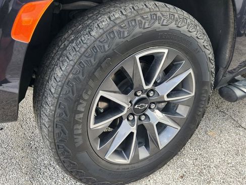 Used 2023 Chevrolet Suburban Z71 w/ Luxury Package image 10