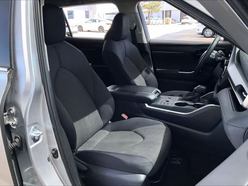 Used 2025 Toyota Highlander LE image 9