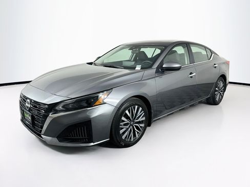 Used 2024 Nissan Altima 2.5 SV w/ SV Premium Package FWD image 3