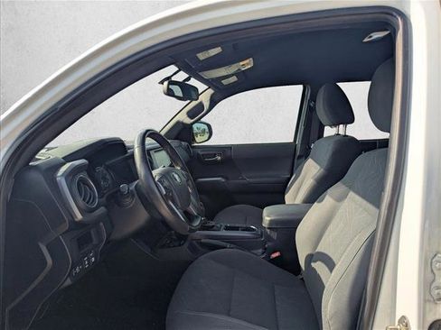 Used 2017 Toyota Tacoma TRD Sport image 9