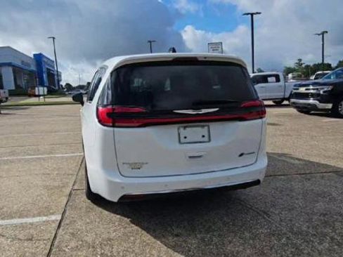 Used 2024 Chrysler Pacifica Limited FWD image 6