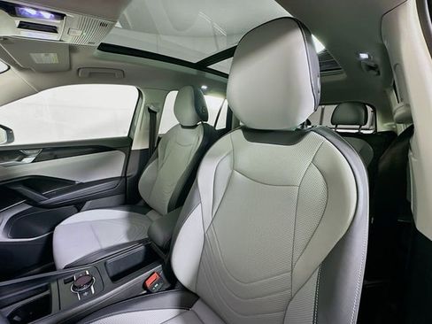 Used 2025 Volkswagen Tiguan SE w/ Panoramic Sunroof Package image 21