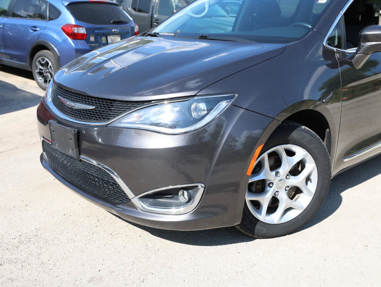 Used 2018 Chrysler Pacifica Touring-L Plus w/ Tire & Wheel Group FWD image 2