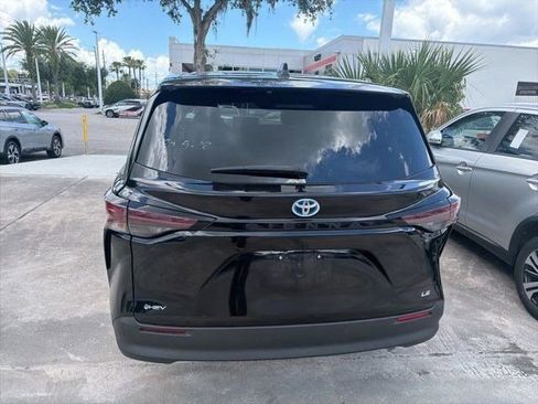 Used 2025 Toyota Sienna LE FWD image 7