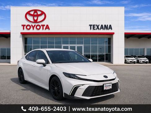 Used 2025 Toyota Camry SE w/ Convenience Package image 1