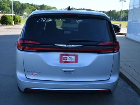 Used 2024 Chrysler Pacifica Touring-L FWD image 4
