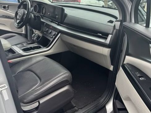 Used 2023 Kia Carnival LX FWD image 16