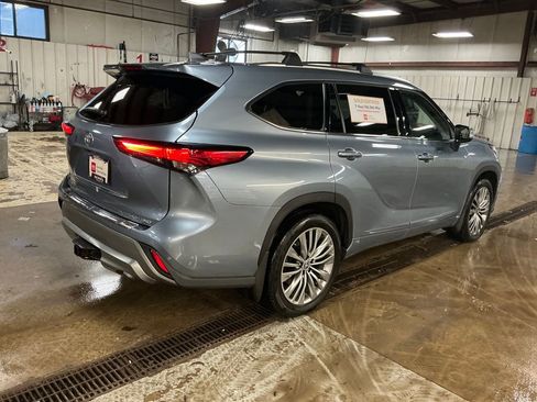 Used 2022 Toyota Highlander Platinum image 5