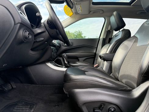 Used 2018 Jeep Compass Latitude w/ Popular Equipment Group FWD image 16