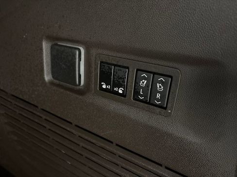 Used 2023 Chevrolet Suburban Z71 w/ Luxury Package image 32