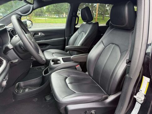 Used 2025 Chrysler Pacifica Select FWD image 17