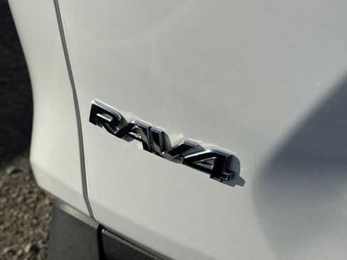 Used 2021 Toyota RAV4 LE AWD/4WD image 7