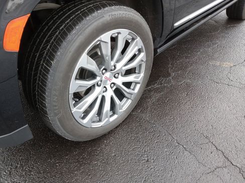 Used 2021 GMC Yukon Denali w/ Denali Premium Package image 6