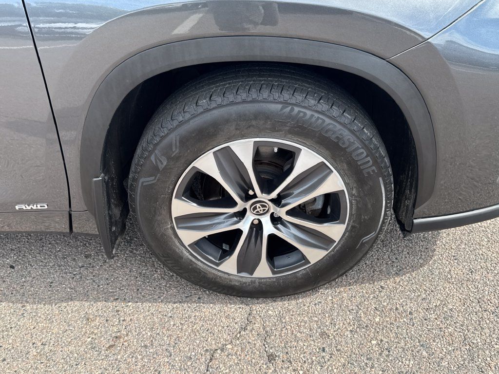 Used 2023 Toyota Highlander XLE AWD/4WD image 46