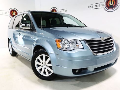 Used 2010 Chrysler Town & Country Touring Plus w/ Premium Group FWD image 7