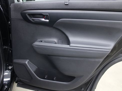 Used 2021 Toyota Highlander XLE image 26