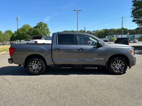 Used 2024 Nissan Titan SV w/ SV Convenience Package image 4