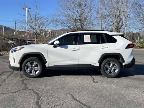 Used 2022 Toyota RAV4 XLE image 2