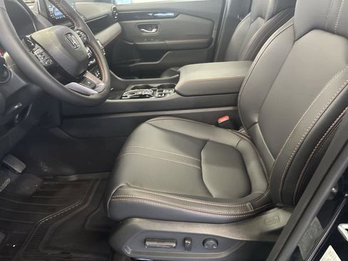 Used 2025 Honda Pilot TrailSport image 11