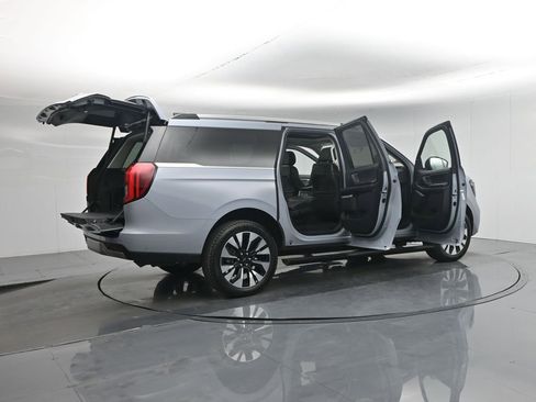 Used 2025 Ford Expedition Max Platinum w/ Driver's Package image 6