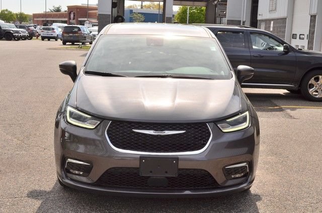 Used 2023 Chrysler Pacifica Touring-L FWD image 3