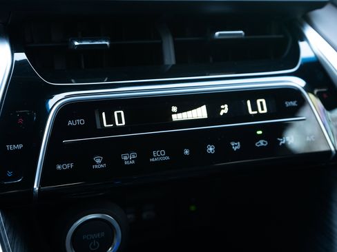 Used 2024 Toyota Venza XLE image 32