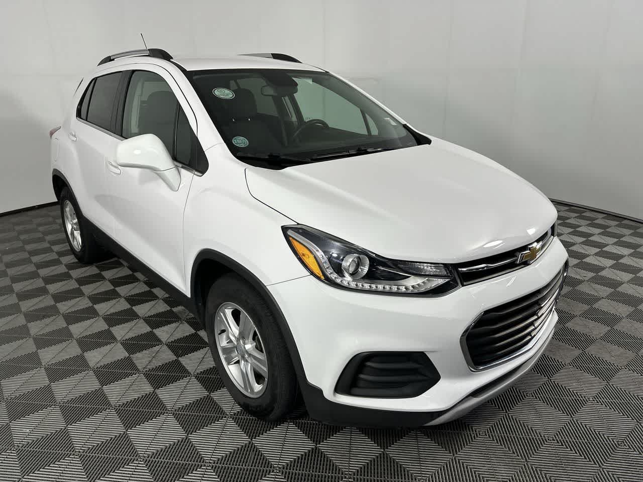 Used 2020 Chevrolet Trax LT FWD image 2