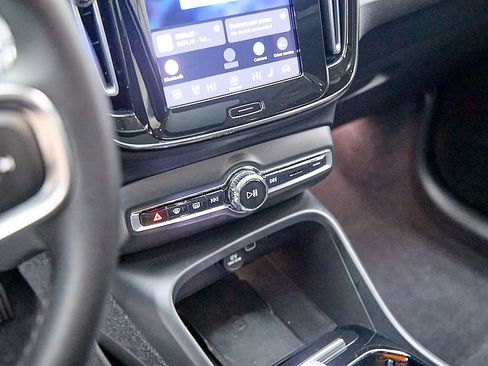 Certified 2023 Volvo XC40 B5 Plus AWD/4WD image 15