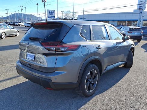 Used 2024 Nissan Rogue SV image 4