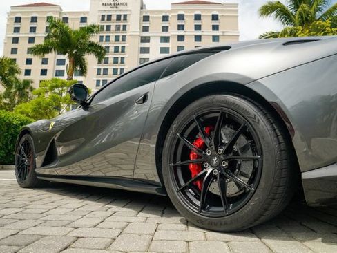 Used 2020 Ferrari 812 Superfast RWD image 22