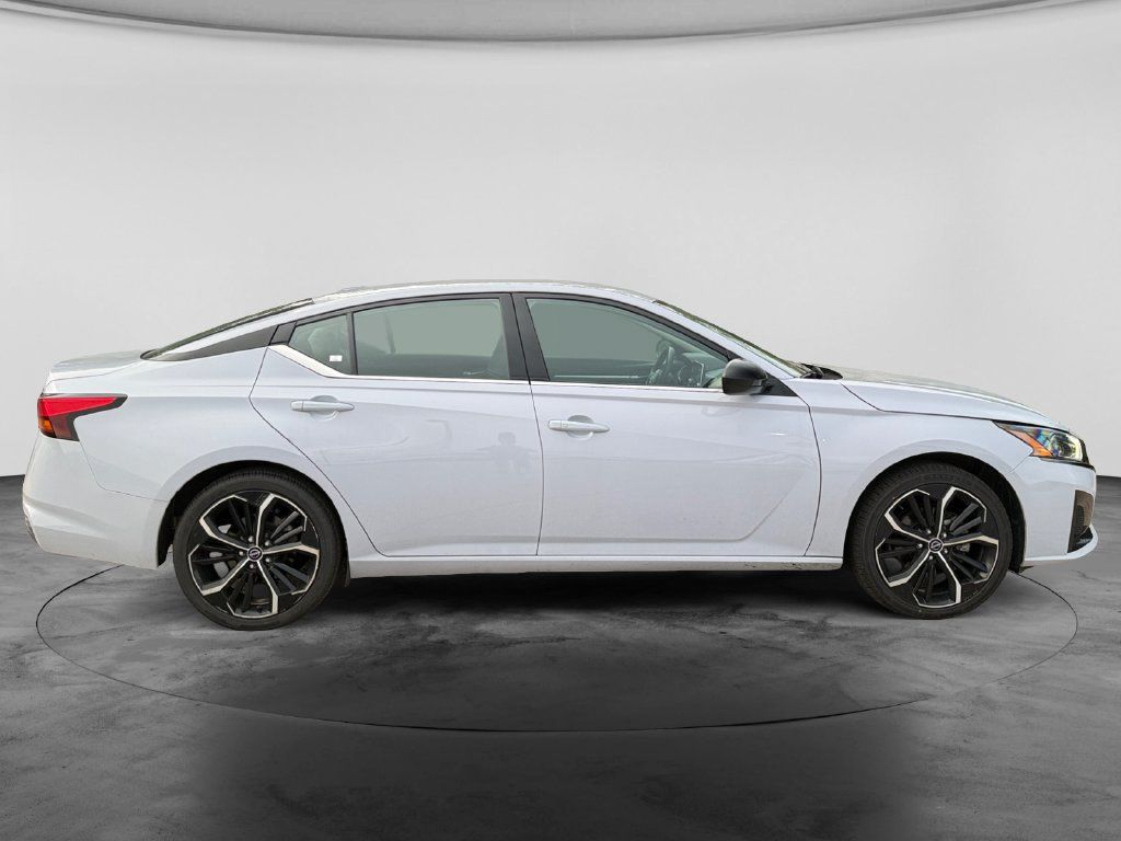 Used 2025 Nissan Altima 2.5 SR FWD image 10