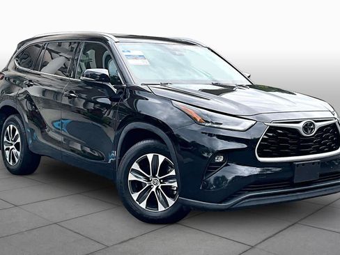 Used 2021 Toyota Highlander XLE AWD/4WD image 3