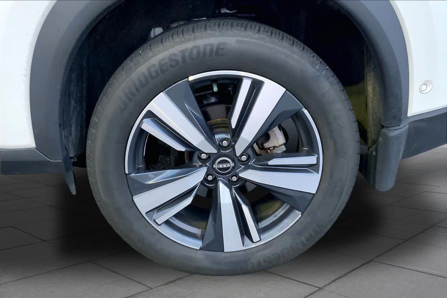 Used 2024 Nissan Rogue SL AWD/4WD image 10