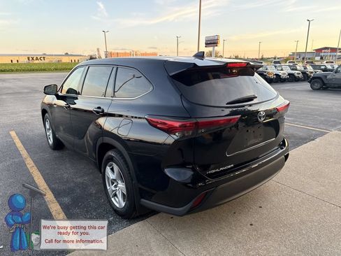Used 2021 Toyota Highlander LE AWD/4WD image 3