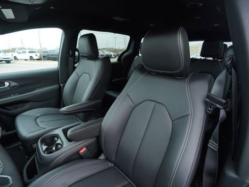 New 2026 Chrysler Pacifica Select FWD image 33