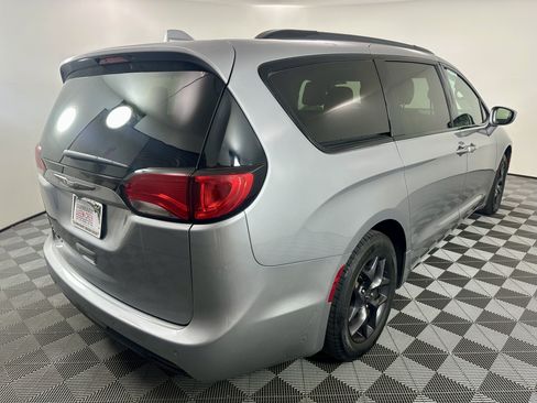 Used 2019 Chrysler Pacifica Touring-L w/ S Appearance Package FWD image 6
