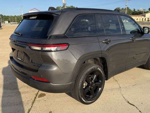 Used 2023 Jeep Grand Cherokee Limited w/ Black Appearance Package AWD/4WD image 8