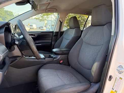 Used 2020 Toyota RAV4 XLE FWD image 11