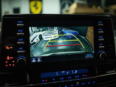 Used 2021 Toyota Sienna Limited image 22