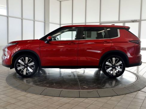 Used 2025 Mitsubishi Outlander SE image 5