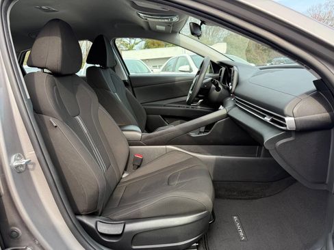Used 2022 Hyundai Elantra SEL image 13