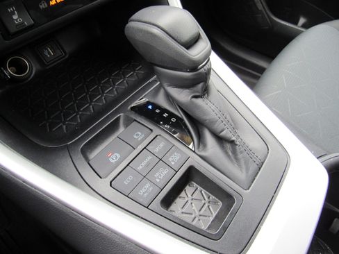 Used 2025 Toyota RAV4 XLE w/ Convenience Package image 24