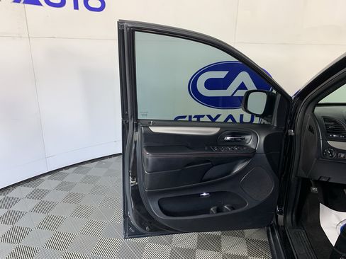 Used 2020 Dodge Grand Caravan GT FWD image 12